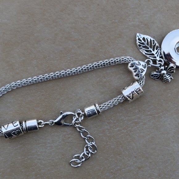 Adjustable Bracelet with cute charm Bee Leaf and Love - Picture 3 of 3